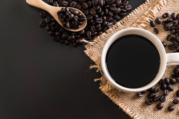 Tazza di caffè e fagioli