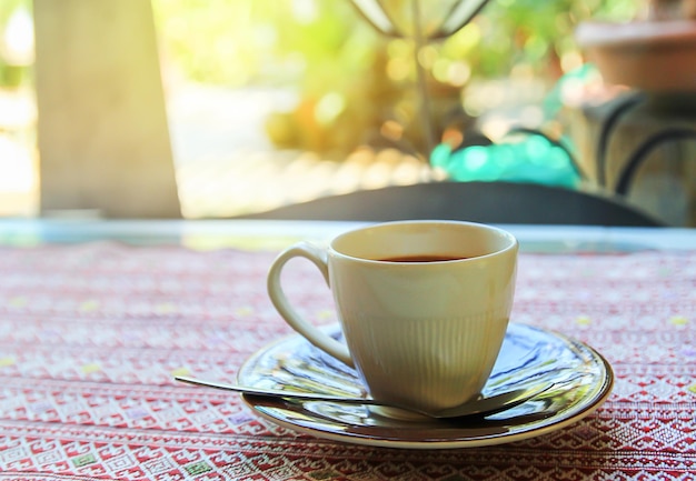 tazza di caffè e fermo sul tavolo di legno