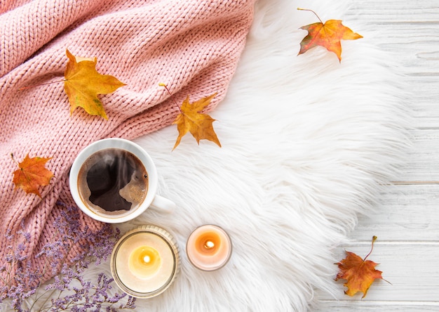 Tazza di caffè e foglie di autunno su una pelliccia