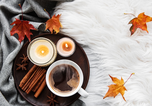 Tazza di caffè e foglie di autunno