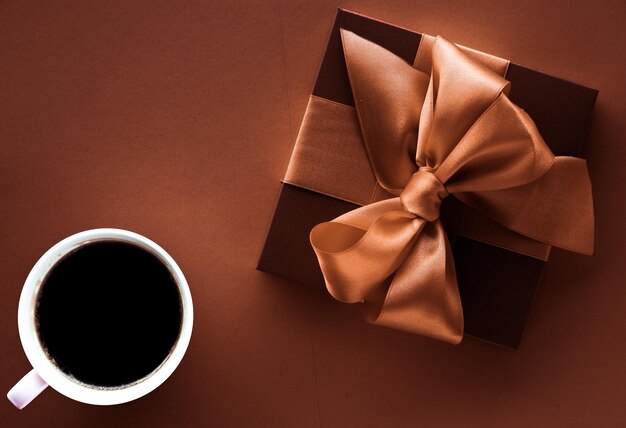 Tazza di caffè e fondo piatto di lusso del contenitore di regalo