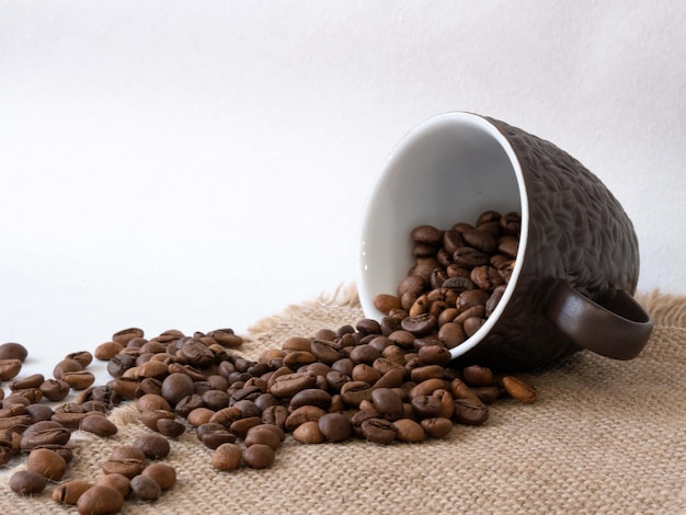 Tazza di caffè e grano su un tovagliolo di tela