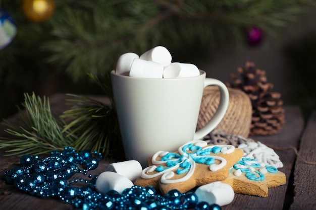 Tazza di caffè e marshmallow. panpepato e addobbi natalizi