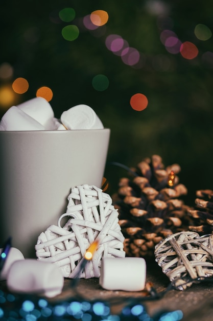 Tazza di caffè e marshmallow. panpepato e addobbi natalizi