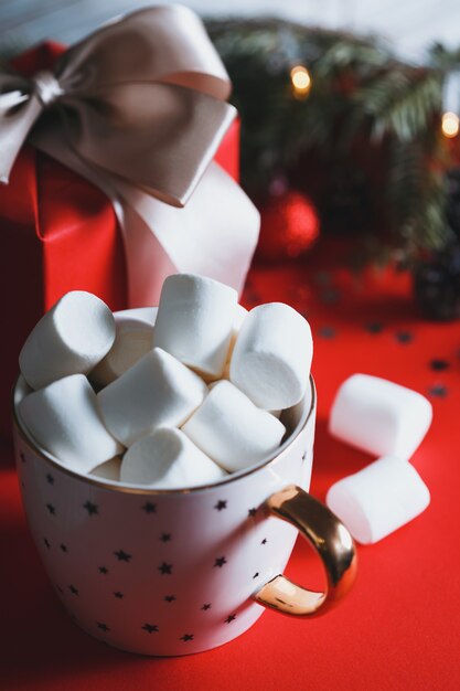 Tazza di caffè e marshmallow. regali e addobbi natalizi