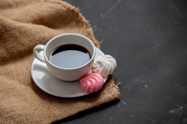 Tazza di caffè e meringa su un tavolo