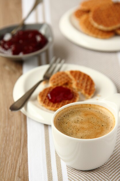 Tazza di caffè e mini stroopwafels sciroppi con marmellata