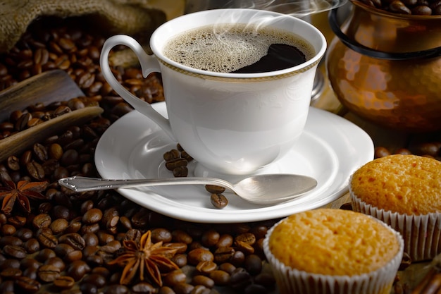 Tazza di caffè e muffin su un tavolo