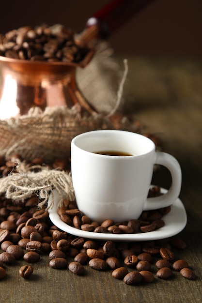 Tazza di caffè e pentola su sfondo di legno