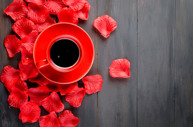 Tazza di caffè e petali di rosa