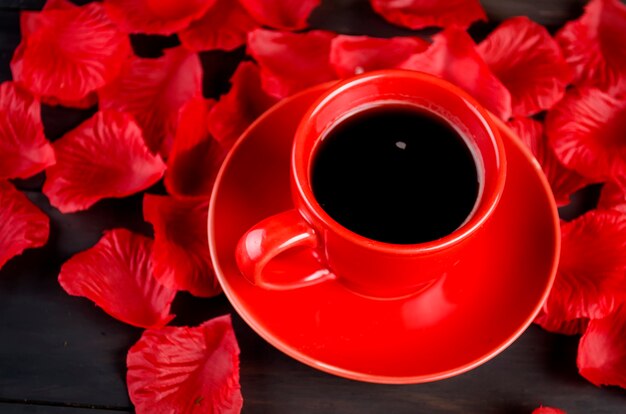 Tazza di caffè e petali di rosa