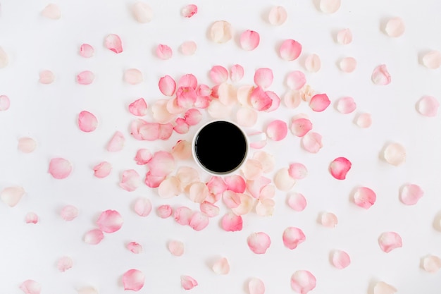 Tazza di caffè e petali di rose rosa isolati