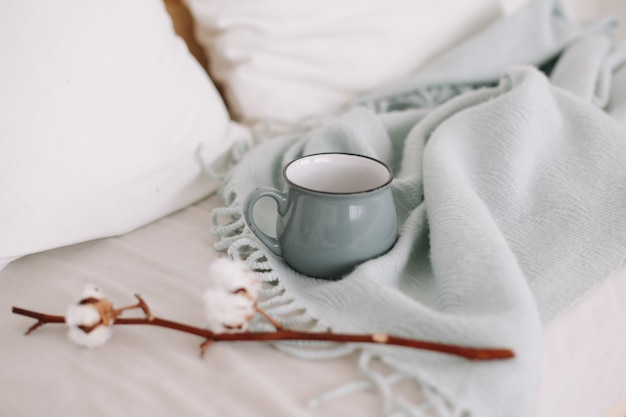 tazza di caffè e ramoscello di cotone colazione a letto