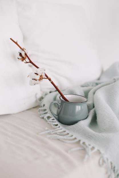 tazza di caffè e ramoscello di cotone colazione a letto