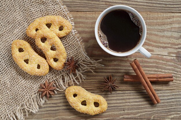 Tazza di caffè e salatini dolci sul tavolo