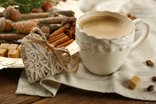 Tazza di caffè e spezie sul vassoio di metallo sul tovagliolo