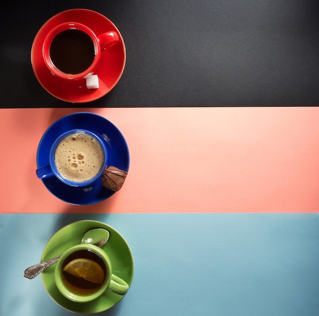 Tazza di caffè e tè sulla superficie della carta colorata