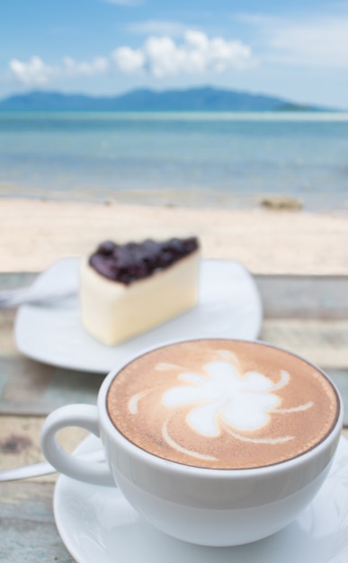 Tazza di caffè e torta sulla terrazza affacciata sul mare