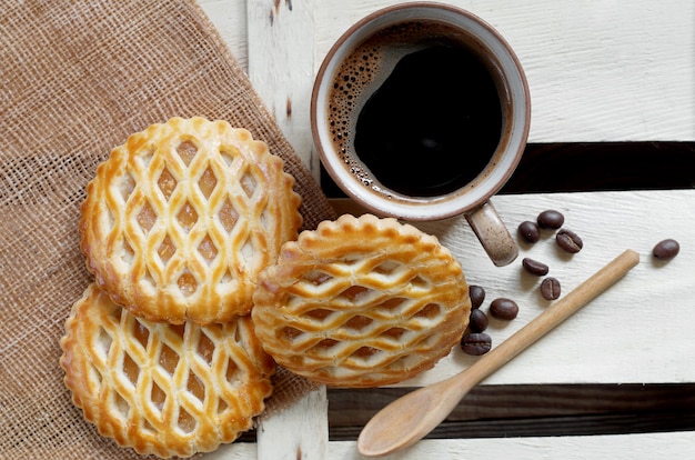 Tazza di caffè e torte di lattice con ripieno di mele, vista dall'alto