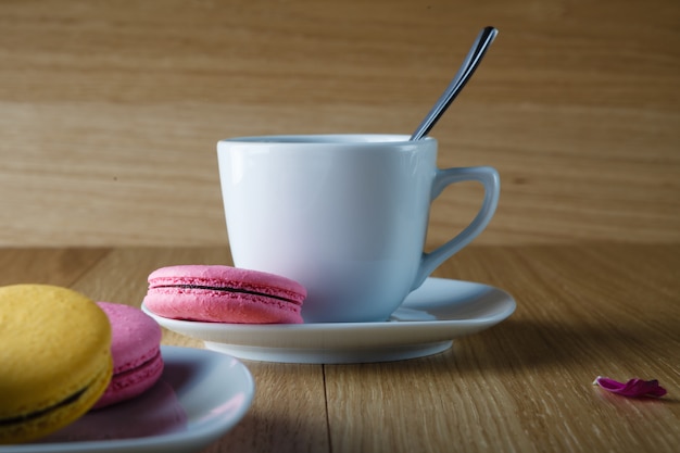 Tazza di caffè e tre macaron