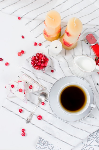 Tazza di caffè e una torta di mirtilli a colazione