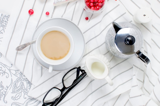 Tazza di caffè e una torta di mirtilli a colazione