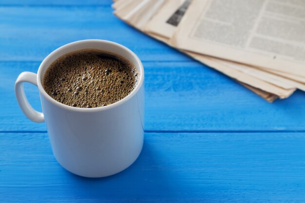 Tazza di caffè e vecchi giornali