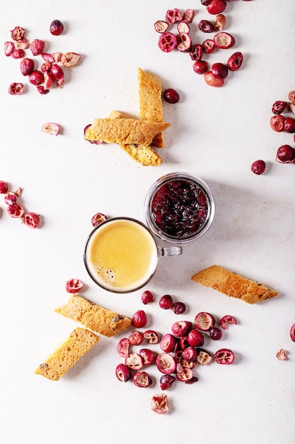 Tazza di caffè espresso con cantucci di mirtilli rossi