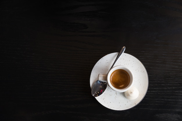 Tazza di caffè espresso con cucchiaio