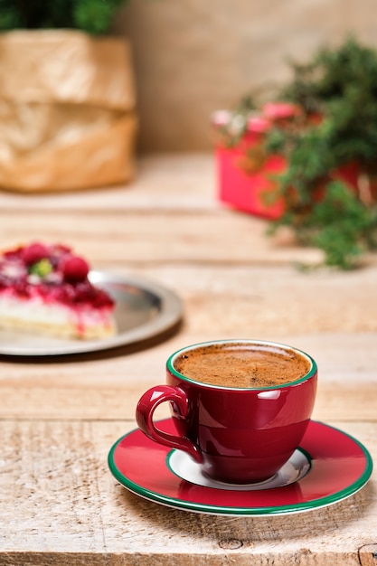 Tazza di caffè espresso su un tavolo rustico in legno. Stile minimalista. Primo piano, fuoco selettivo