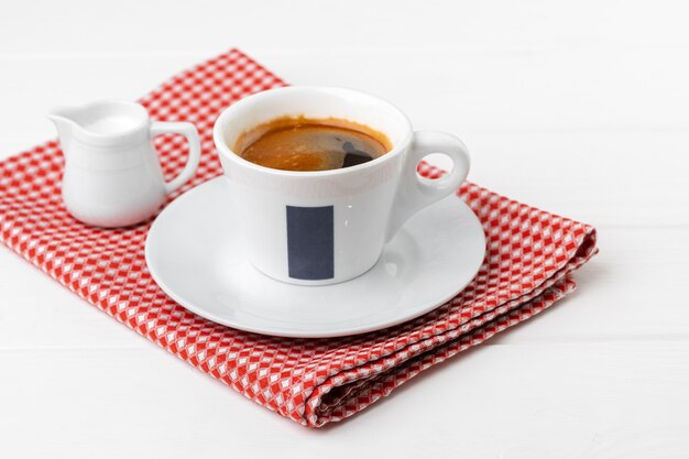 Tazza di caffè espresso sul piattino da vicino