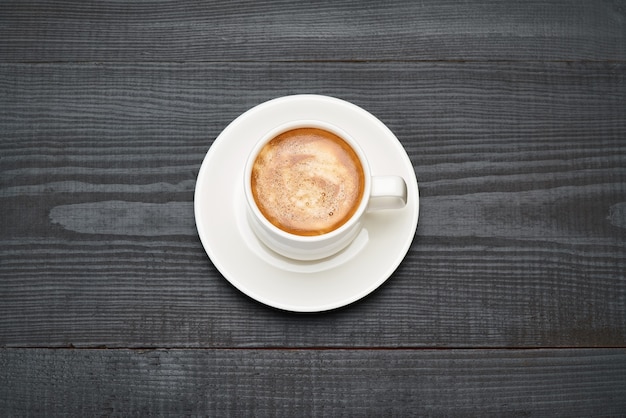 Tazza di caffè espresso sul tavolo di legno scuro