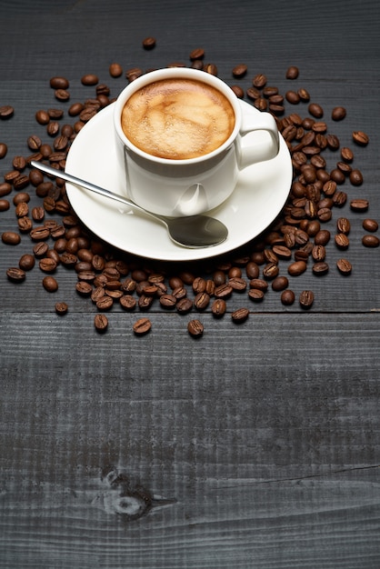 Tazza di caffè espresso sul tavolo di legno scuro