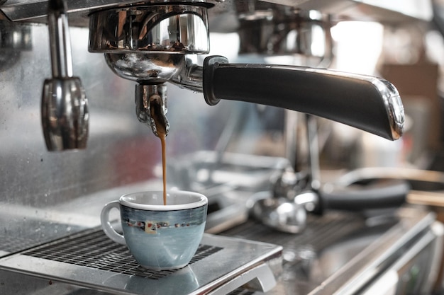 Tazza di caffè fresco sul tavolo vintage