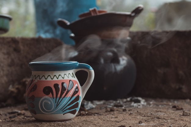 Tazza di caffè fumante sul pavimento nella cucina messicana tradizionale