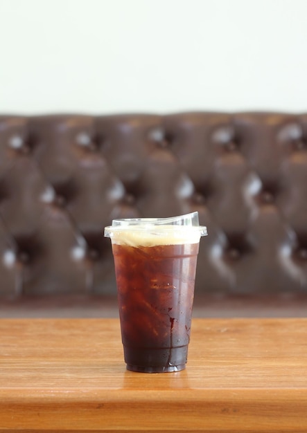 tazza di caffè ghiacciato sul tavolo al bar