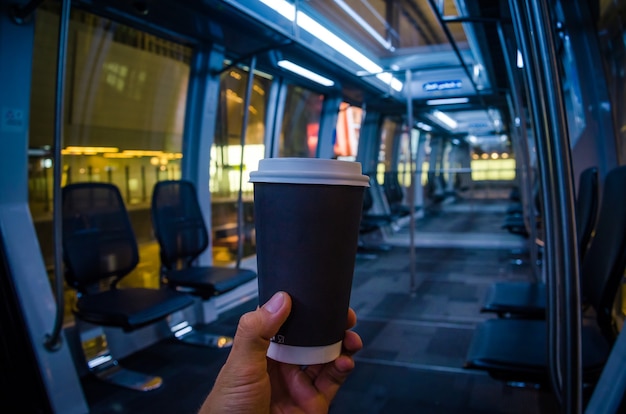 Tazza di caffè in aeroporto Man mano con tazza nera