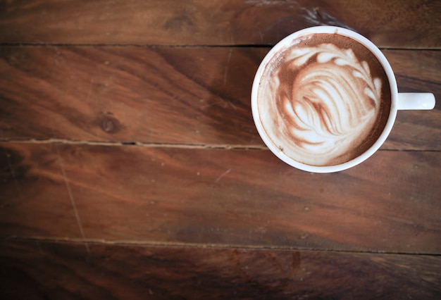tazza di caffè in alto vista sul tavolo di legno