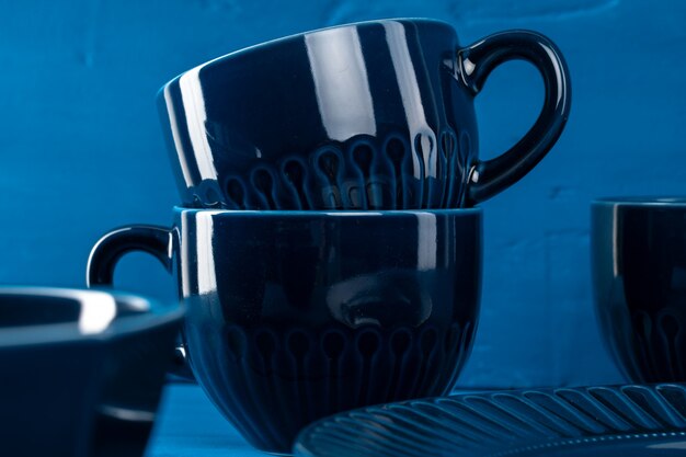 Tazza di caffè in ceramica blu scuro sul tavolo. Concetto di stoviglie