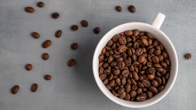 Tazza di caffè in grani su sfondo grigio Vista dall'alto