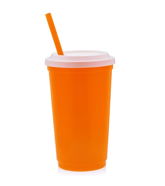 Tazza di caffè in plastica arancione su sfondo bianco.