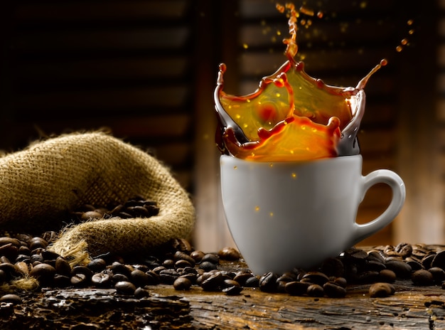 tazza di caffè in un ambiente rustico