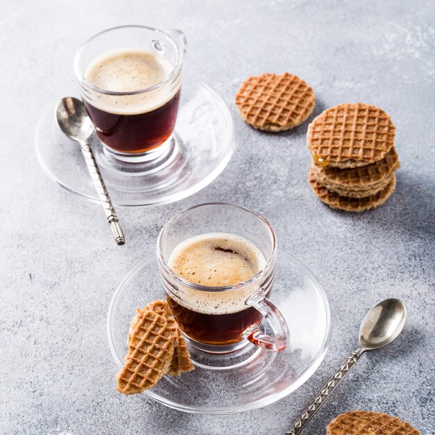 Tazza di caffè in vetro con biscotti syrupwaffles