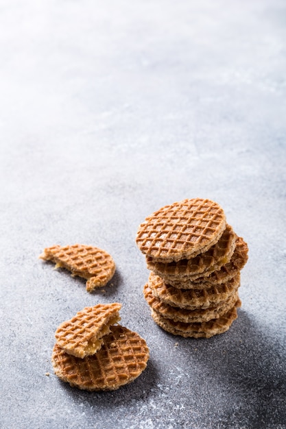 Tazza di caffè in vetro con biscotti syrupwaffles