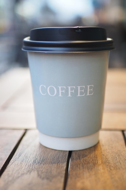 Tazza di caffè kraft da asporto vuota sul tavolo