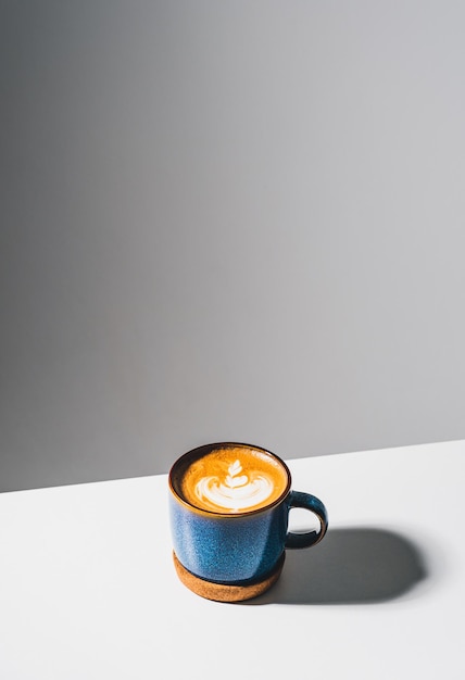 Tazza di caffè latte sul tavolo bianco al bar al mattino Vista dall'alto