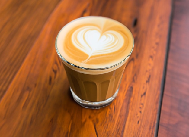 Tazza di caffè latte sul tavolo di legno con vapore Giornata internazionale del caffè