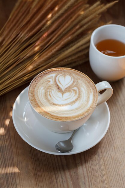 Tazza di caffè latte sulla tavola di legno