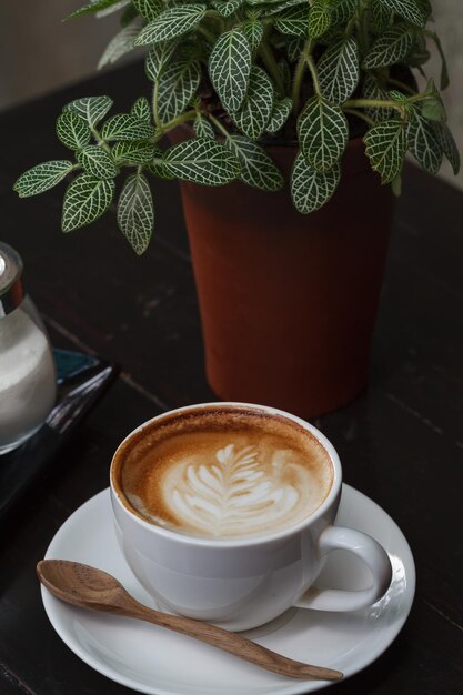 Tazza di caffè latte sulla tavola di legno