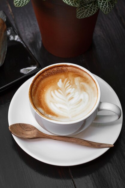 Tazza di caffè latte sulla tavola di legno